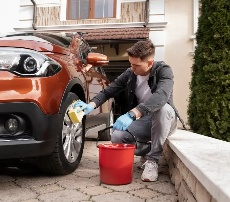 Lavage auto à domicile Saint-Germain-les-Belles : professionnel intervenant sur un véhicule